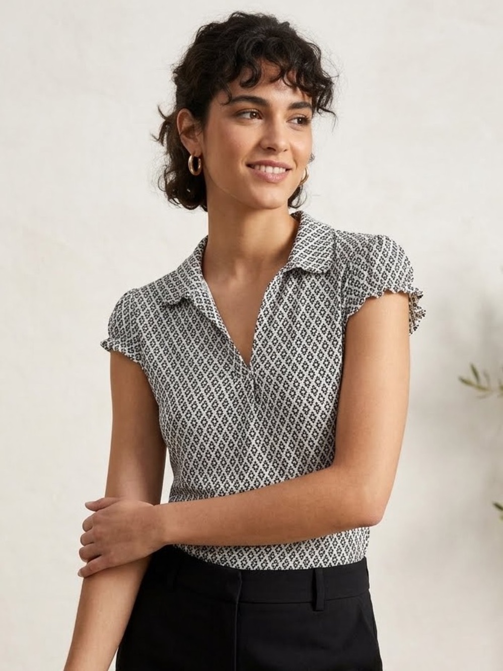 Zara Women’s Short Sleeved V-Neck Blouse Black White Geometric Pattern Large
